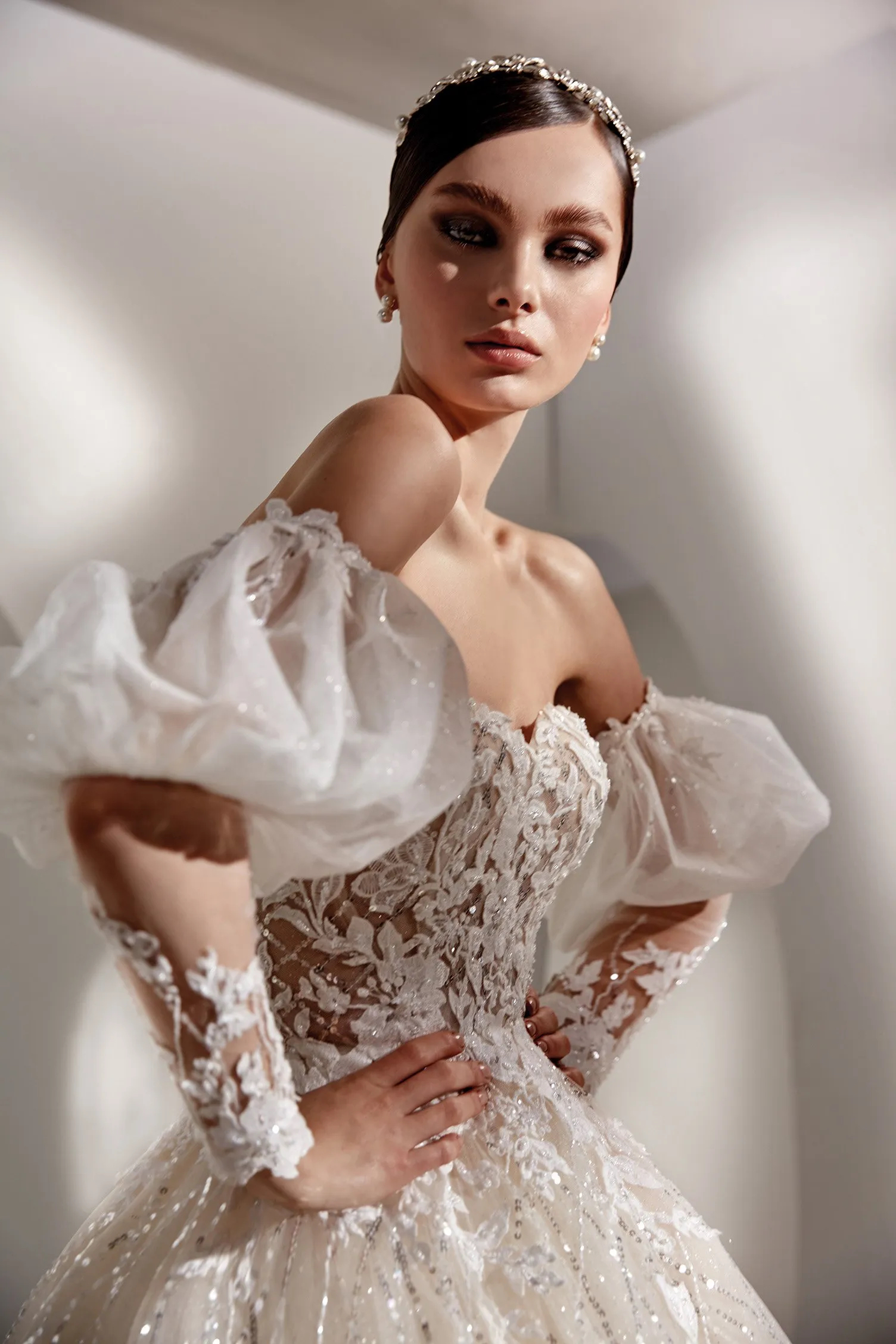 svatebni-saty-nicole-couture-kolekce-2024-arcadia-saty-pro-princeznu-tylova-sukne-krajkove-zdobeni-bez-raminek-odnimatelne-rukavy-2